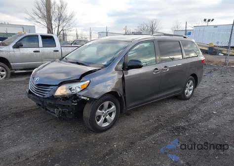 2015 Toyota Sienna Le 8 Passenger z USA, uszkodzony, nr VIN 5TDKK3DC1FS616613